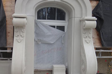 Образец обрамления окна на балконе