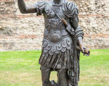 Статуя императора Траяна в Риме