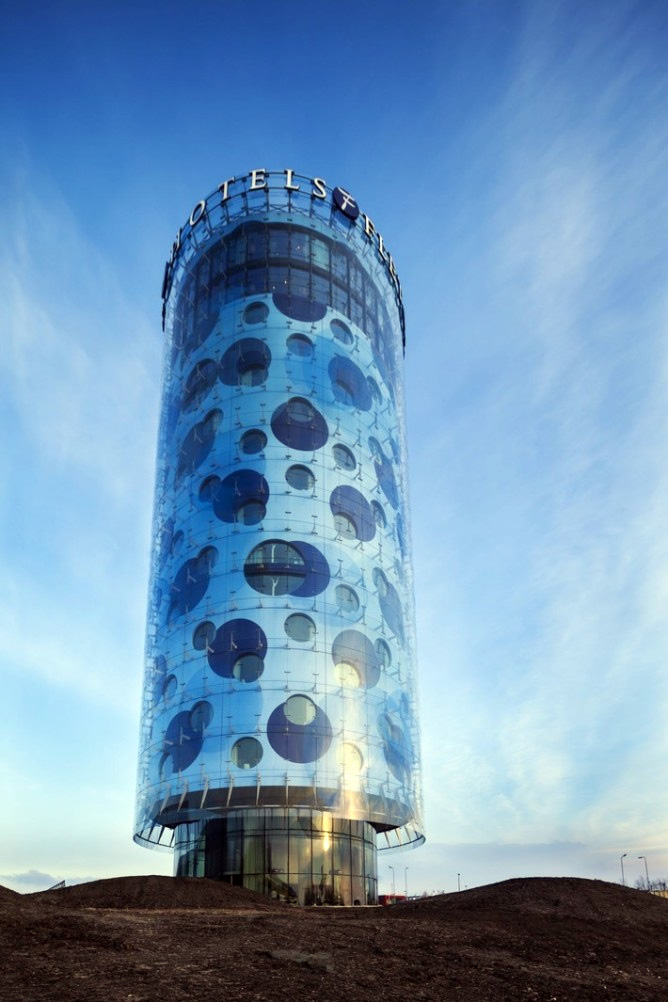 Здание Fletcher Hotel в Амстердаме (Нидерланды)представляет собой конструкцию в форме цилиндра
