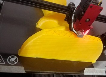 3D-принтер в процессе изготовления модели