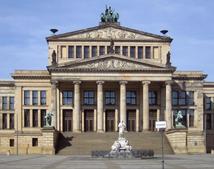 Фасад Нового театра в Берлине