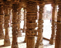 Мечеть Кутб-Минар, индийские колонны