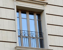 Обрамления окна элементами из стеклофибробетона