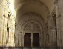 Портал со знаменитым тимпаном церкви Сен-Трофим