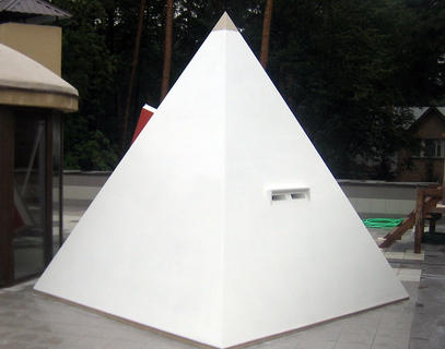 Изготовили пирамиду по проекту уфолога Валерия Уварова
