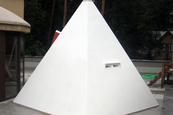 Изготовили пирамиду по проекту уфолога Валерия Уварова