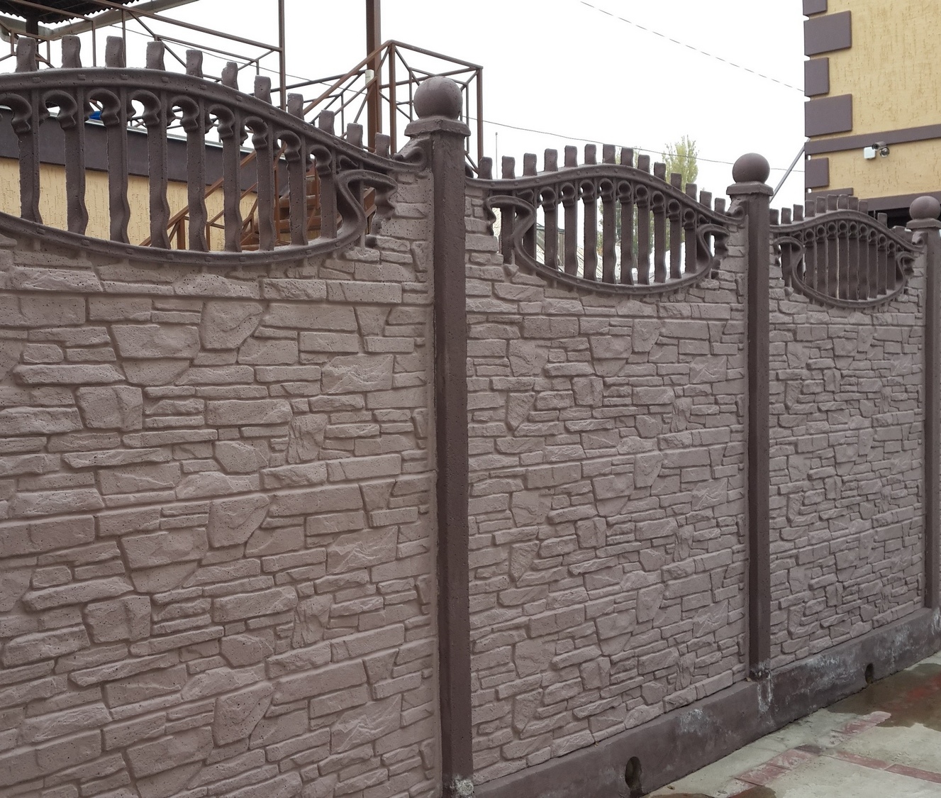 Бетонные заборы для дома. Забор из бетона. Декоративный бетонный забор. Красивый бетонный забор. Европейские заборы.