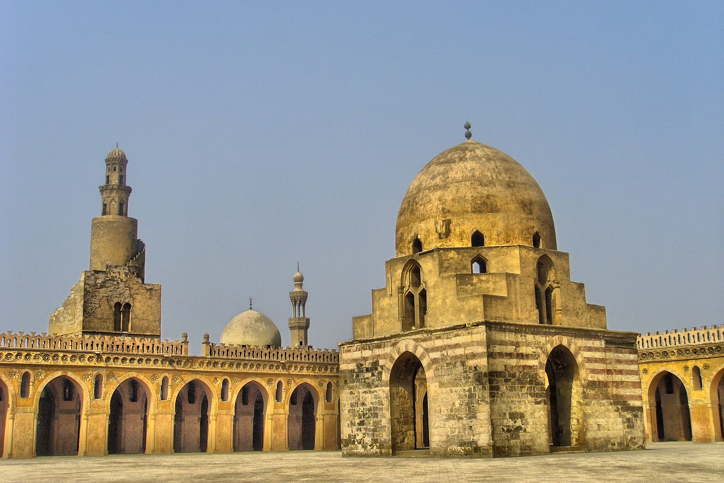 Древний мусульманский. Мечеть ибн Тулуна. Мечеть ибн Тулун в Египте. Мечети ибн Тулуна в Каире (876—879).. Минареты (мечеть ибн-Тулуна, Каир.