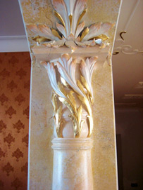 декорированная колонна из гипса