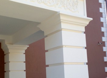 Декоративное панно и колонны изготовленные из стеклофибробетона