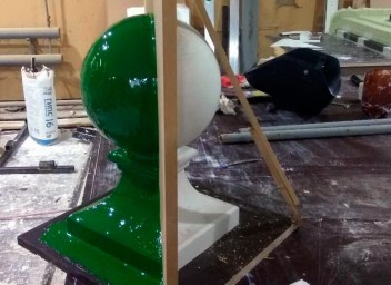 Гипсовая форма в процессе покрытия стеклопластиком