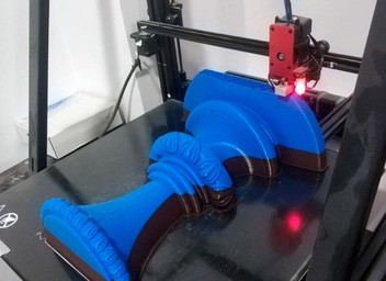3D-принтер в процессе изготовления модели