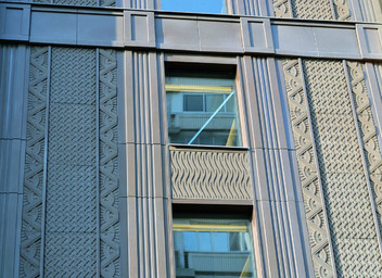 СФБ панели коричневого цвета для отделки фасада ЖК Дом на Тишинке фото вблизи